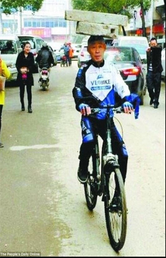 دوچرخه‌سواری عجیب پیرمرد چینی+عکس