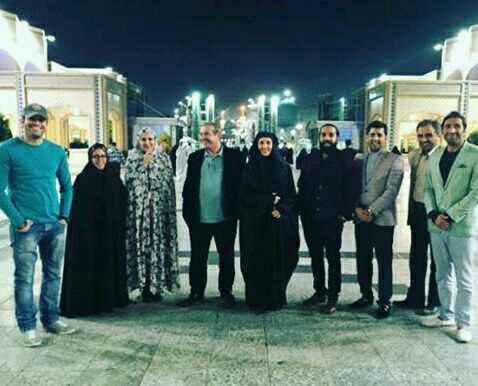 عکس یادگاری هنرمندان در حرم رضوی عکس یادگاری هنرمندان در حرم رضوی