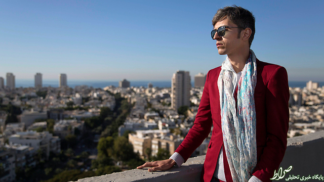 شاعر همجنسگرای ایرانی بر فراز آسمان خراش های اسرائیل + تصاویر