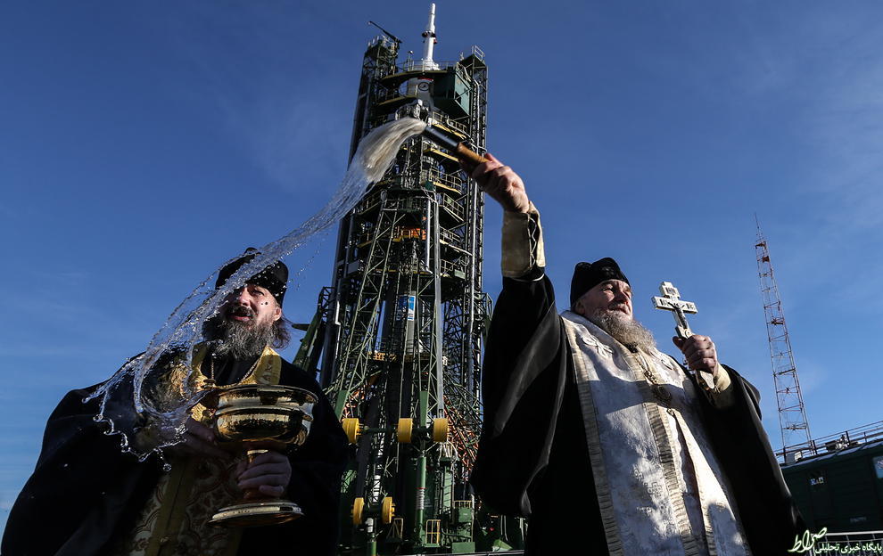 عکس/ اقدام کشیش پیش از پرتاب فضاپیما