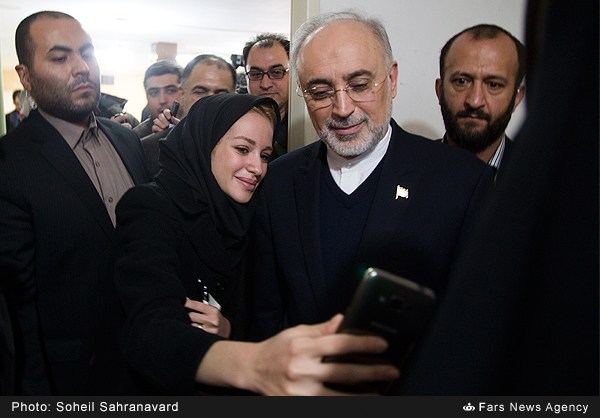 عکس/ سلفی خانم دانشجو با صالحی