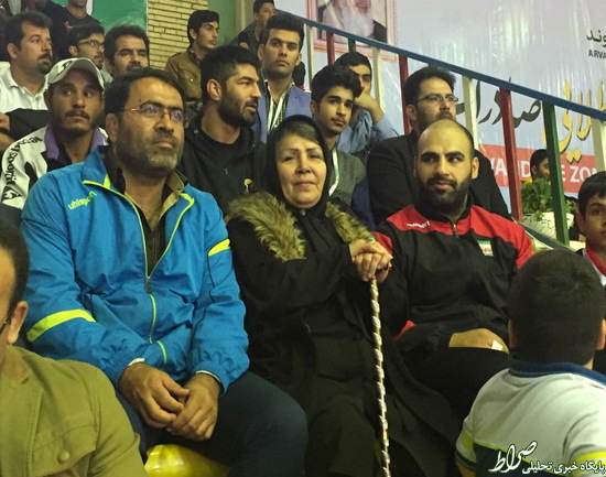 عکس/ یک مادر در سالن مسابقات کشتی عکس/ یک مادر در سالن مسابقات کشتی