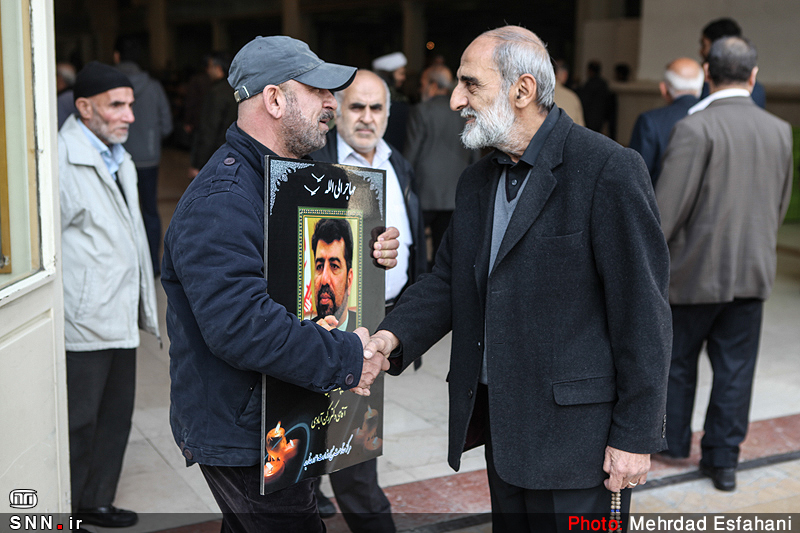 عکس/ حسین شریعتمداری در تشییع رکن‌ آبادی