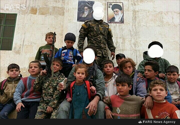 عکس یادگاری کودکان در منطقه جنگی