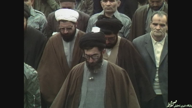 تصاویری از نماز به امامت رهبری زیر باران