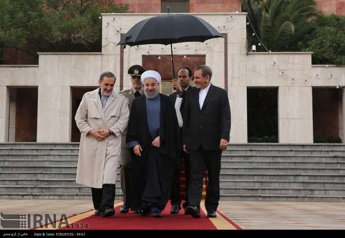 تصاویر/ روحانی، ولایتی و جهانگیری زیر یک چتر
