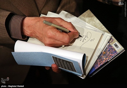 عکس/ امضاء زدن حداد عادل روی کتابش