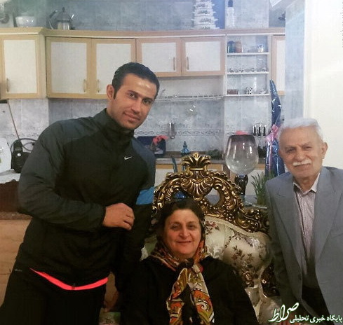 عکس/ مرحوم اولادی در کنار پدر و مادرش