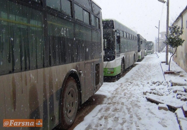 انتظار اتوبوس های تخلیه فوعه و کفریا زیر برف+تصاویر