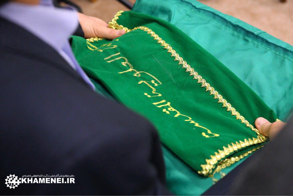 عکس/ هدیه نخبگان به رهبرانقلاب در دیدار امروز عکس/ هدیه نخبگان به رهبرانقلاب در دیدار امروز