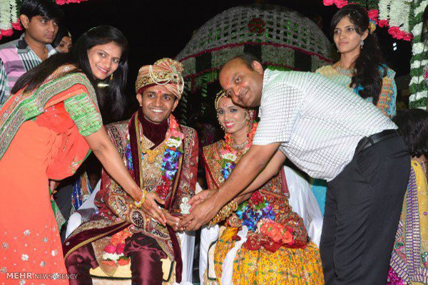 عروسی گرفتن مرد هندی برای دختران +تصاویر