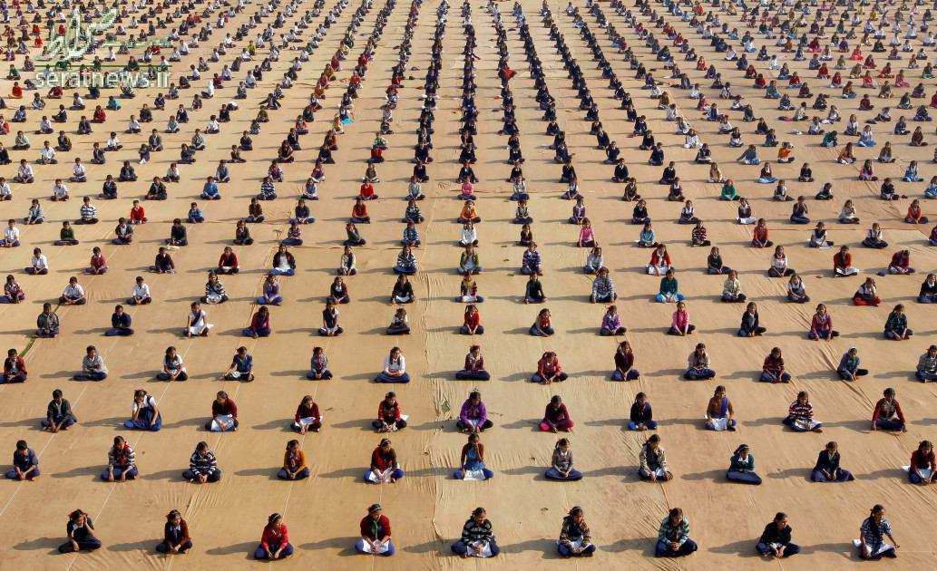 عکس/ صدها دانش‌آموزان هندی در جلسه یوگا