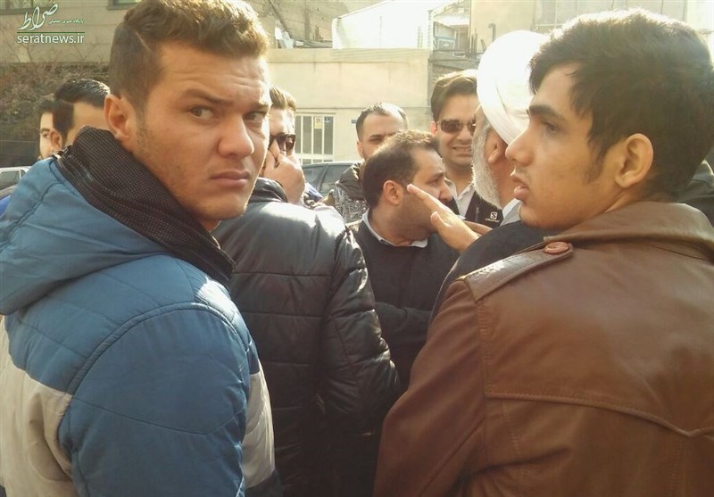 تجمع هواداران فتح‌الله‌زاده مقابل باشگاه +تصاویر