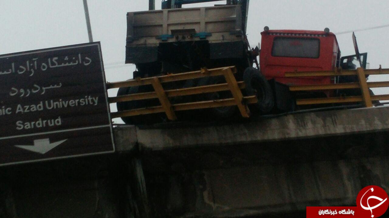 عکس/ قیچی کردن تریلی بر روی پل! عکس/ قیچی کردن تریلی بر روی پل!