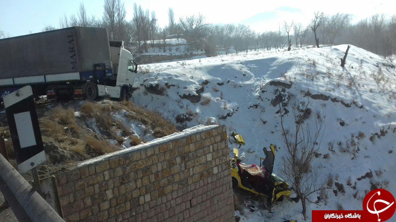 عکس/ پرتاب پراید به دره توسط تریلی! عکس/ پرتاب پراید به دره توسط تریلی!