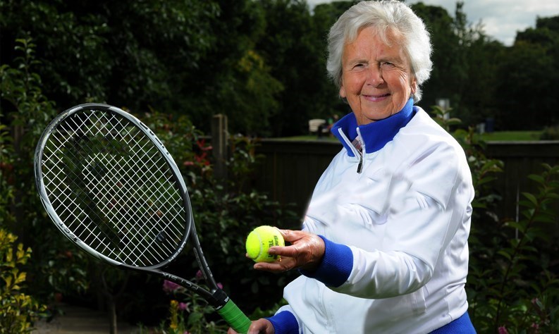 مادربزرگ ۸۳ ساله ستاره تنیس می‌شود+عکس
