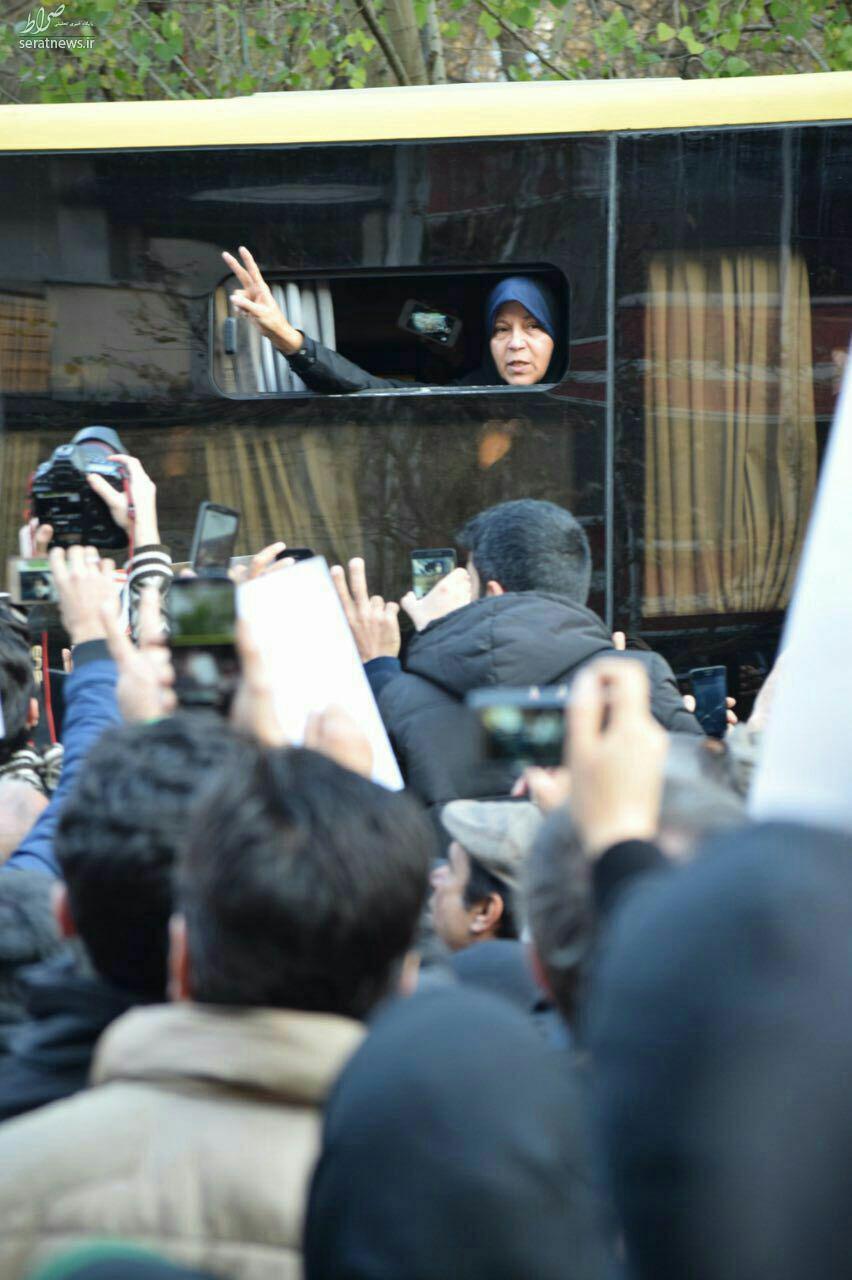 عکس/ فايزه هاشمي در مراسم تشييع پدر