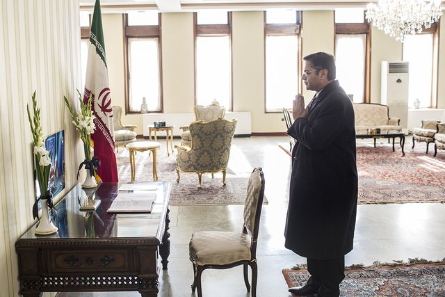 امضای دفتر یادبود ارتحال آیتالله هاشمی در سفارت ایران در کابل +عکس امضای دفتر یادبود ارتحال آیتالله هاشمی در سفارت ایران در کابل +عکس