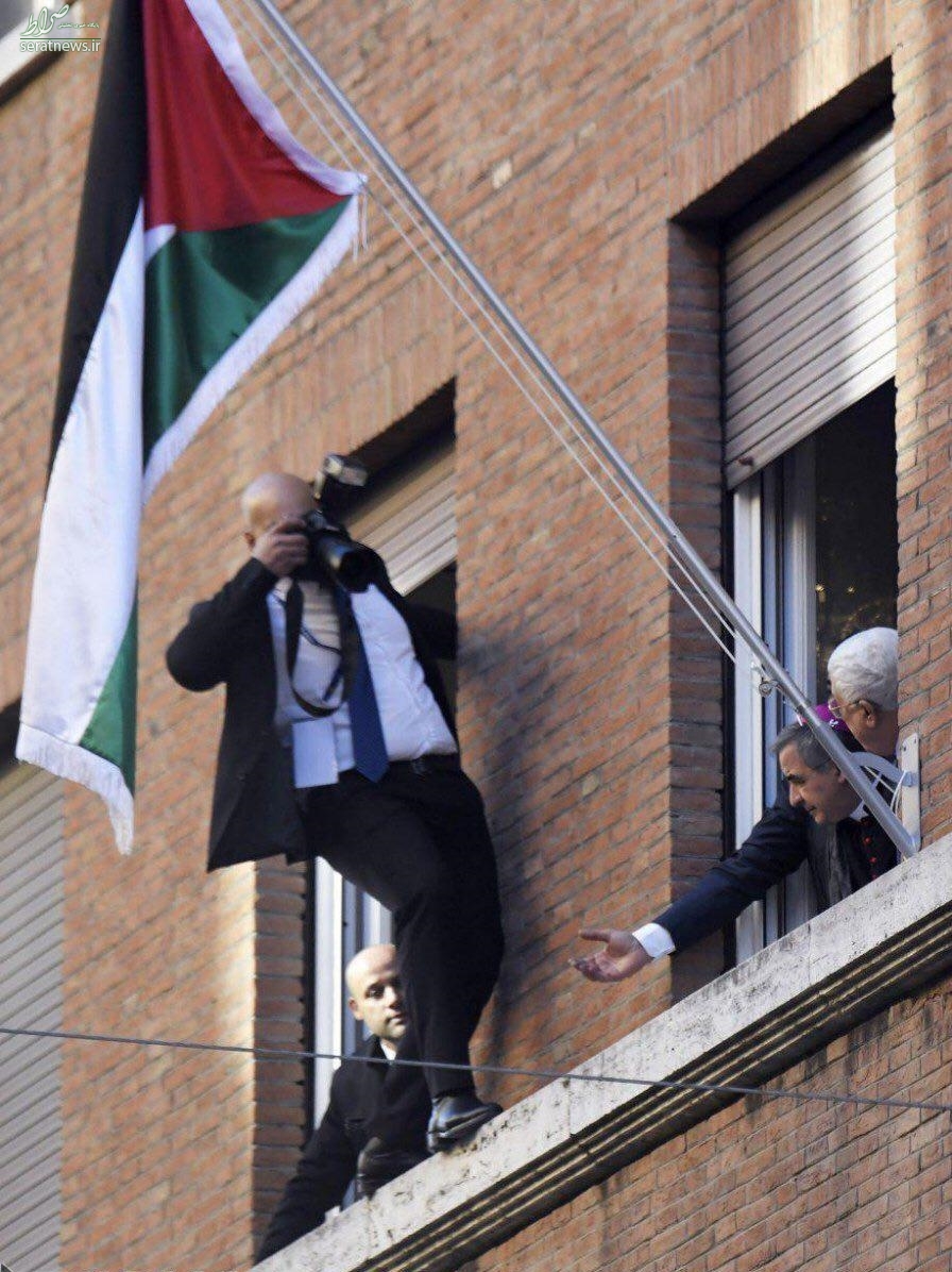 عکس/ خطرکردن عکاس هنگام ثبت دیدار عباس با پاپ