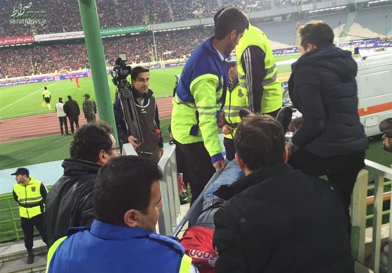 عکس/ افت فشار یک هوادار در ورزشگاه آزادی