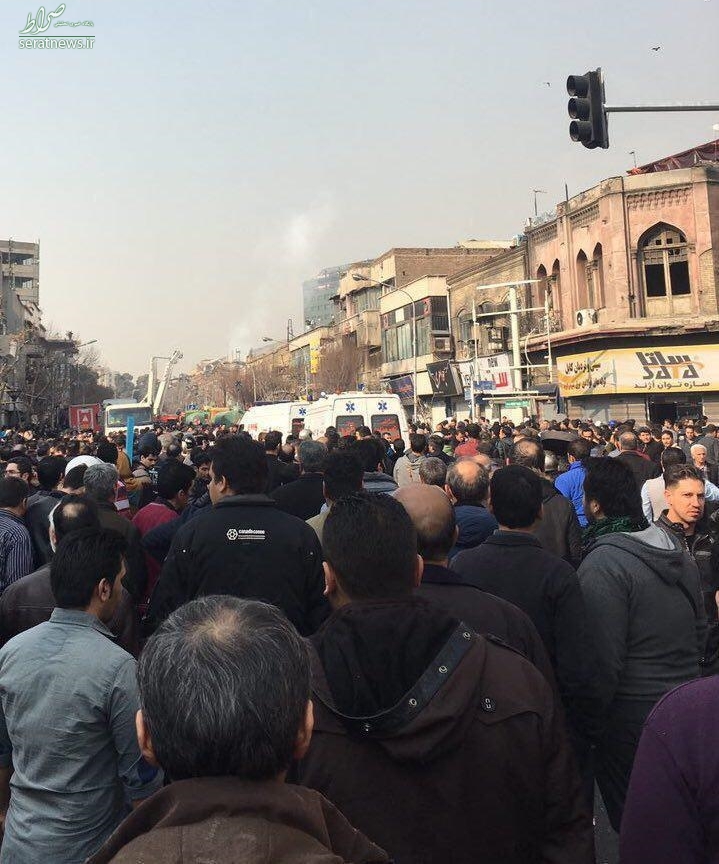 عکس/ گرفتاری ماشین های امدادی در میان ازدحام جمعیت