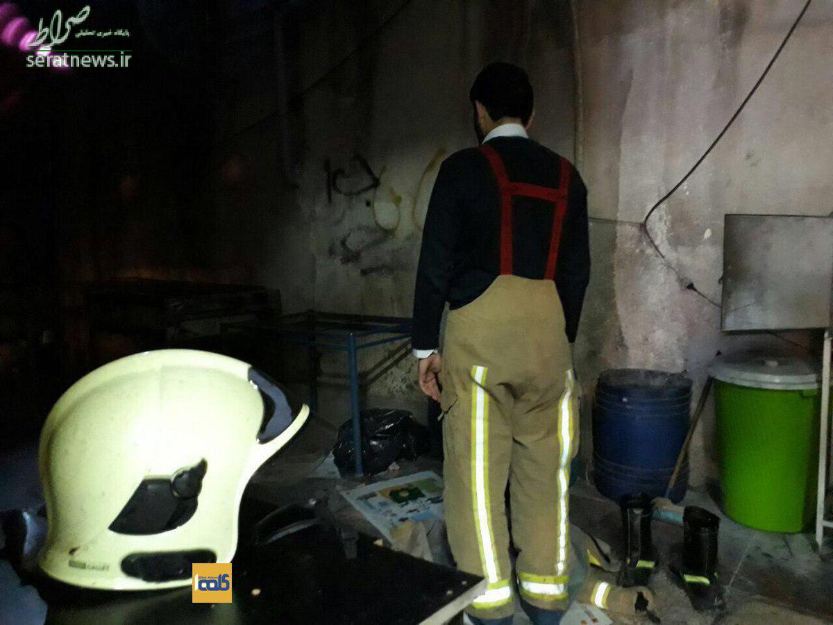 عکس/ نماز آتشنشان درکنار خرابه ساختمان پلاسکو عکس/ نماز آتشنشان درکنار خرابه ساختمان پلاسکو