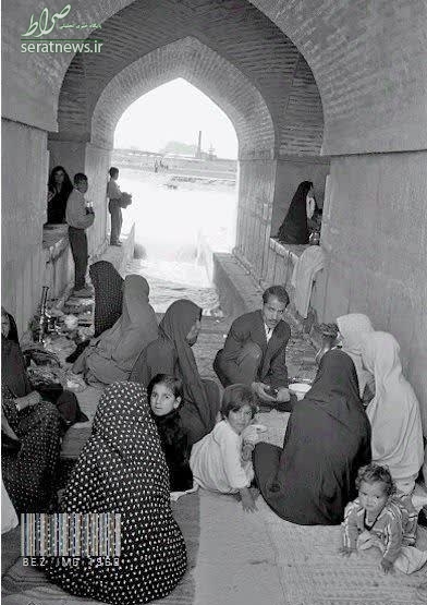 عکس/ چای خوردن با خانواده زیر پل خواجو در ۱۳۳۹