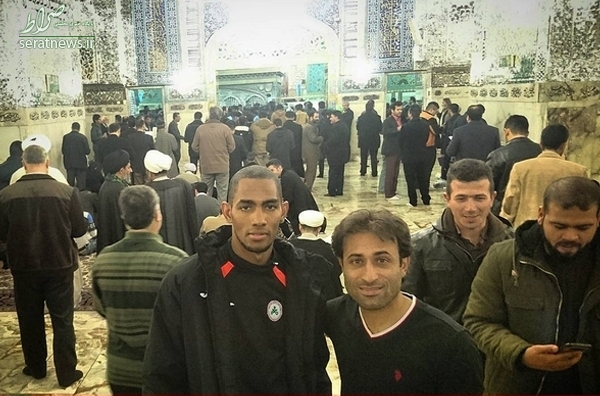 عکس/ مهاجم خارجی سابق پرسپولیس در حرم امام رضا(ع) عکس/ مهاجم خارجی سابق پرسپولیس در حرم امام رضا(ع)