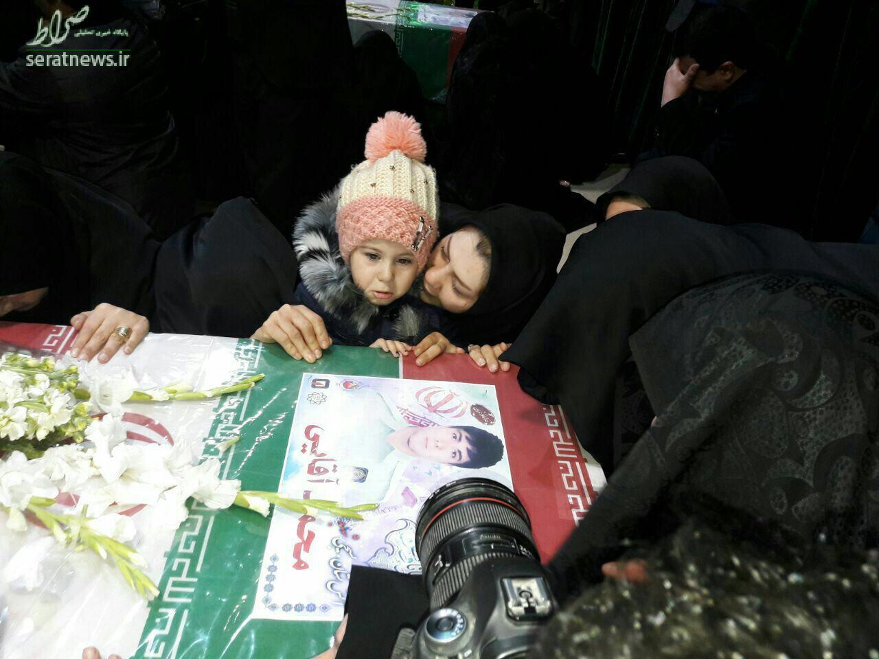 عکس/ وداع دختر شهید آتش نشان با پدر