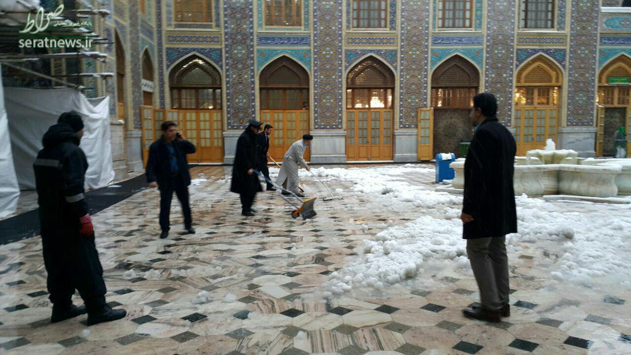 عکس/تولیت آستان قدس رضوی در حال جمعآوری برف عکس/تولیت آستان قدس رضوی در حال جمعآوری برف