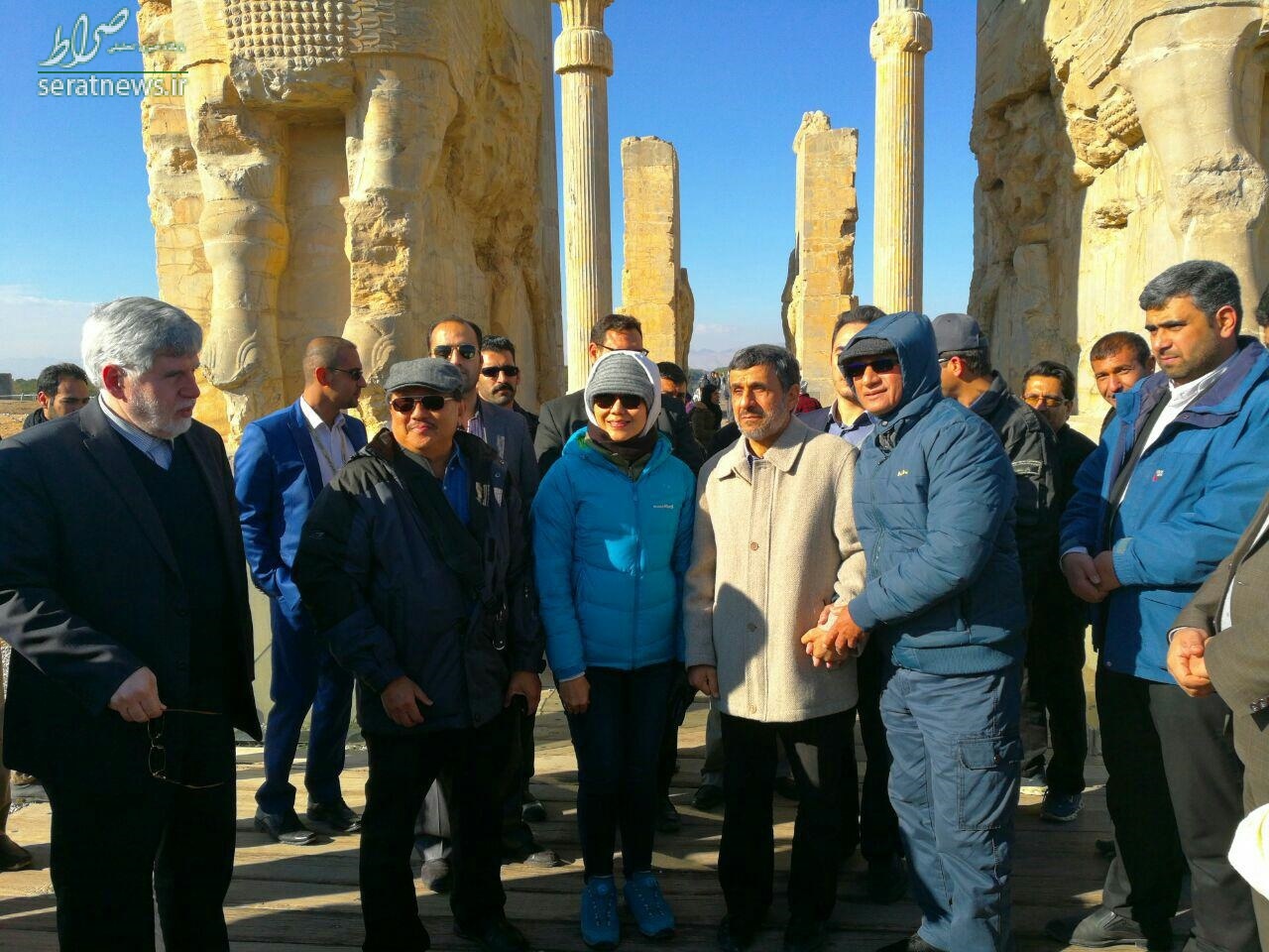 عکس یادگاری احمدی‌نژاد با گردشگران خارجی در تخت جمشید