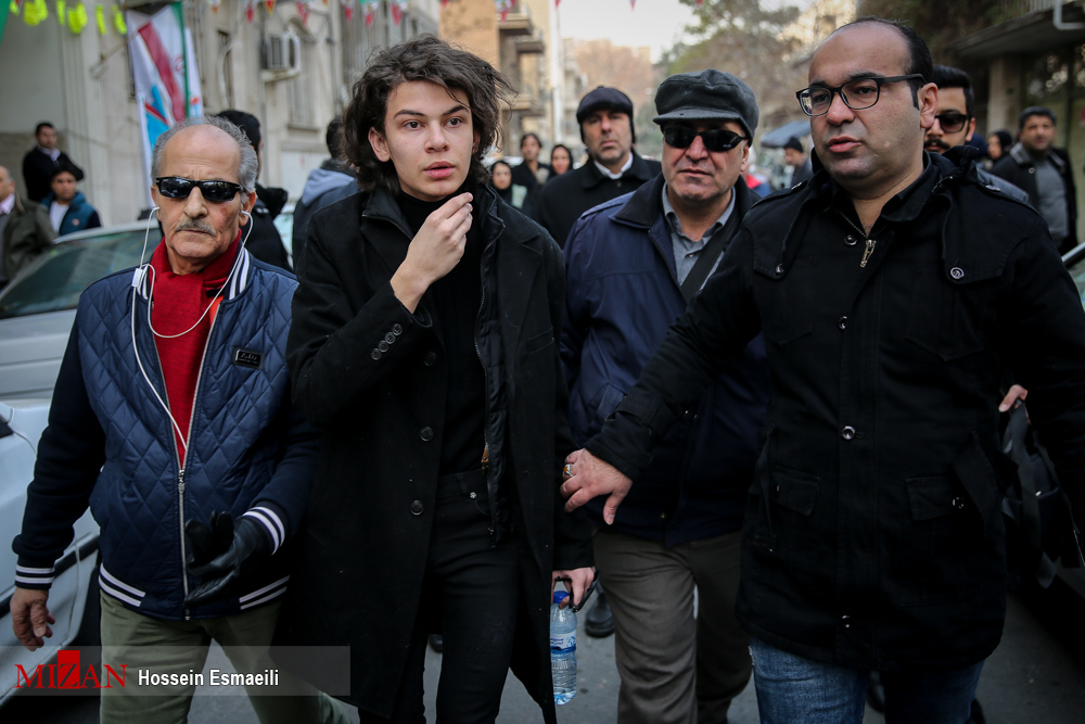 عکس/ پسر مرحوم جوهرچی در مراسم تشییع عکس/ پسر مرحوم جوهرچی در مراسم تشییع