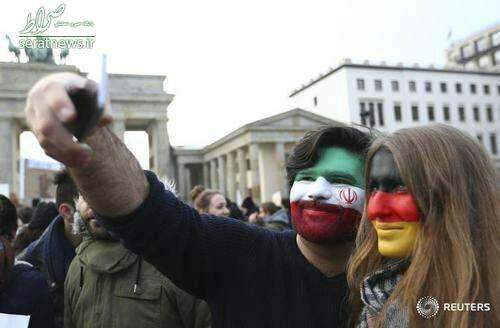 عکس/ سلفی زوج ایرانی - آلمانی در اجتماع مخالفان ترامپ