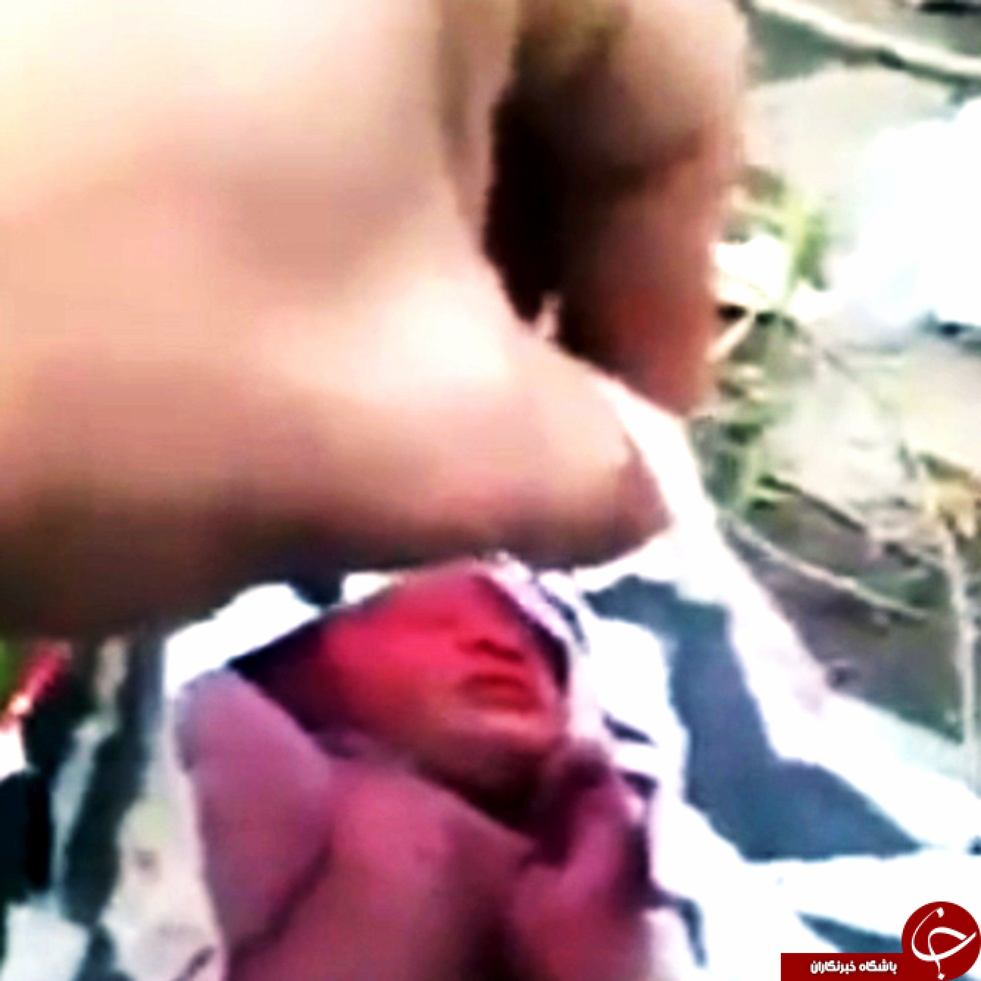 نوزاد رها شده در خیابان عابران را شوکه کرد + تصاویر