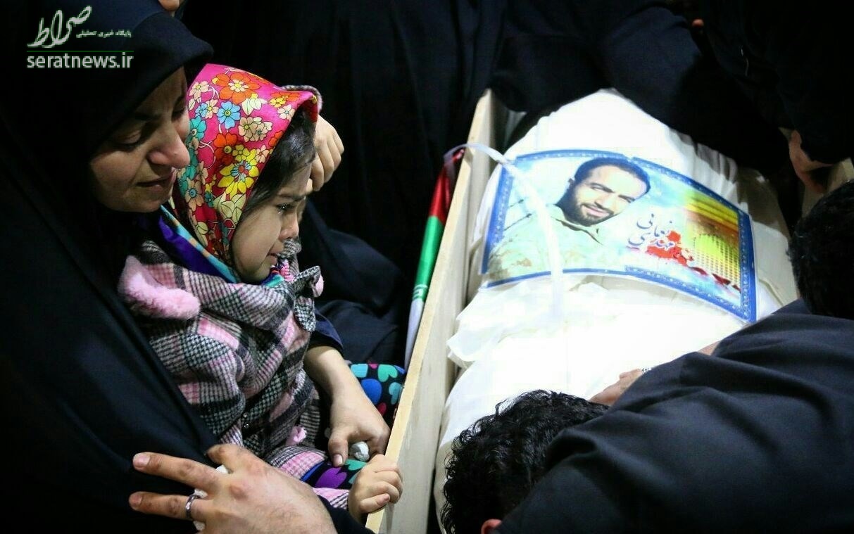عکس/ آخرین وداع دختر خردسال شهید مدافع حرم با پدر عکس/ آخرین وداع دختر خردسال شهید مدافع حرم با پدر
