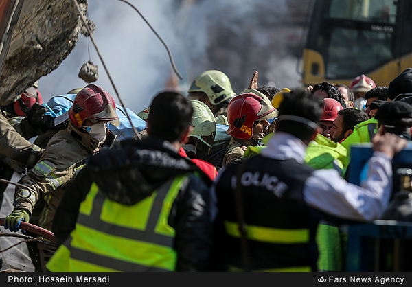 عکس/ پیدا شدن پیکر یکی از آتش نشانان