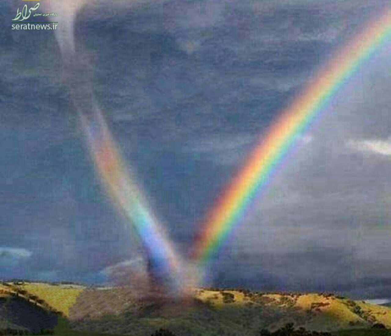 تصویری جالب از لحظه بلعیده شدن یک رنگین کمان توسط گردباد