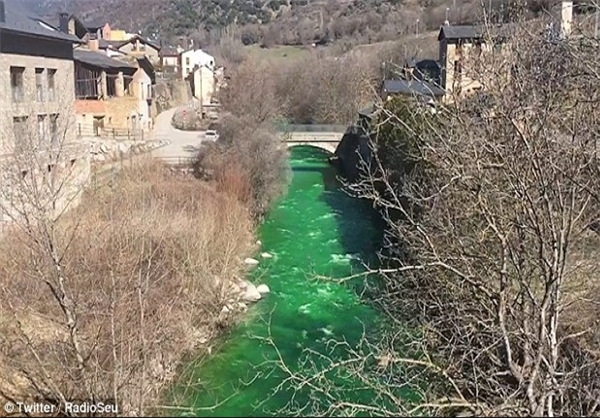 تغییر رنگ ناگهانی آب یک رودخانه +تصاویر