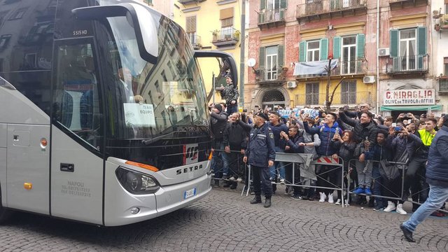 استقبال از رئال مادرید با توهین و پیتزا CR7 + عکس استقبال از رئال مادرید با توهین و پیتزا CR7 + عکس
