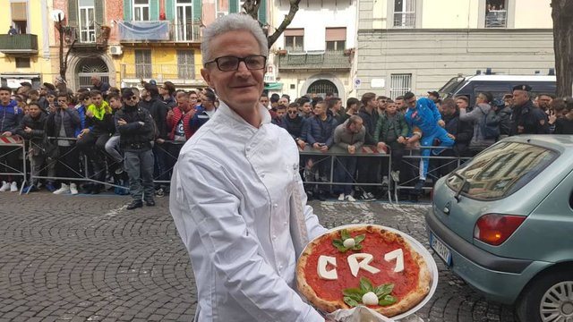 استقبال از رئال مادرید با توهین و پیتزا CR7 + عکس استقبال از رئال مادرید با توهین و پیتزا CR7 + عکس