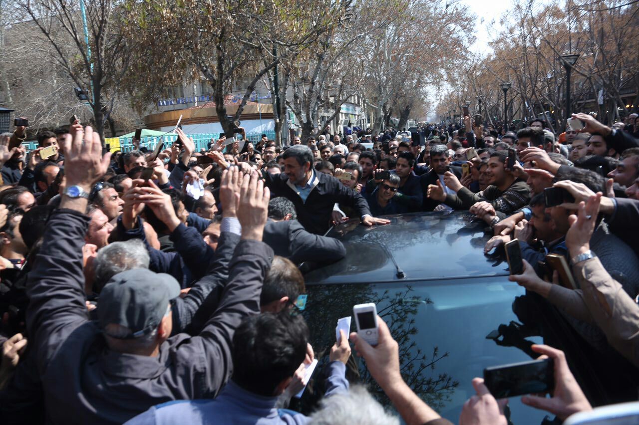 تصاویر/ حضور احمدی‌نژاد در بازار تهران