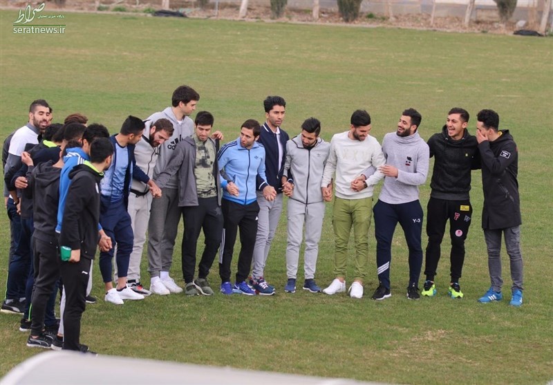 استقلالیها با لباس شخصی به زمین رفتند استقلالیها با لباس شخصی به زمین رفتند