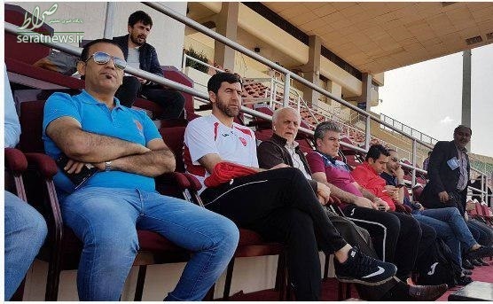عکس/ دو پرسپولیسی تماشاگر بازی استقلال خوزستان عکس/ دو پرسپولیسی تماشاگر بازی استقلال خوزستان