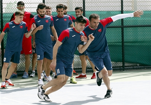 تمرین پرسپولیسیها بر بالای بام هتل! +تصاویر تمرین پرسپولیسیها بر بالای بام هتل! +تصاویر