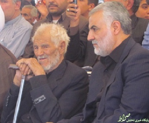عکس/ سردار سلیمانی در کنار پدر