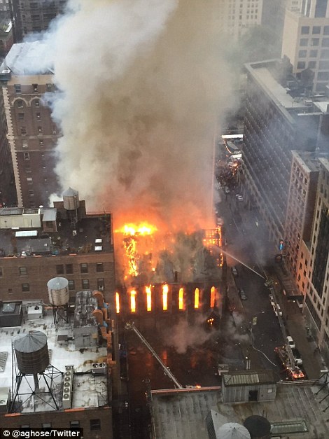 کلیسایی در نیویورک در آتش سوخت+تصاویر