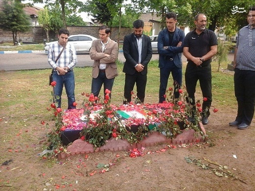 عکس/ حضور میثاقیان بر مزار اولادی عکس/ حضور میثاقیان بر مزار اولادی