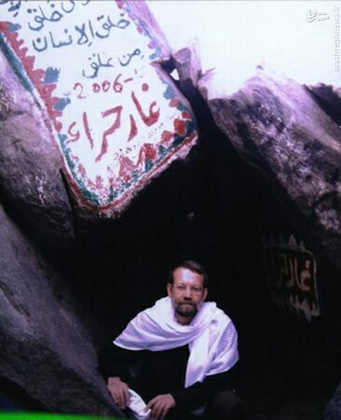 عکس/ علی لاریجانی در دهانه غار حراء