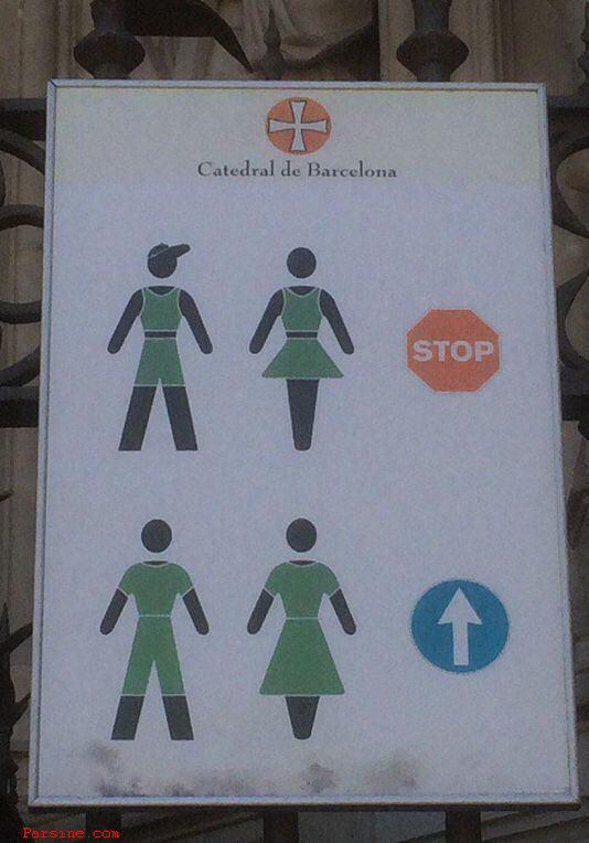 عکس/ تابلوی جالب روی در کلیسا