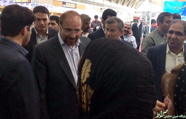 عکس/ قالی‌باف در نمایشگاه کتاب